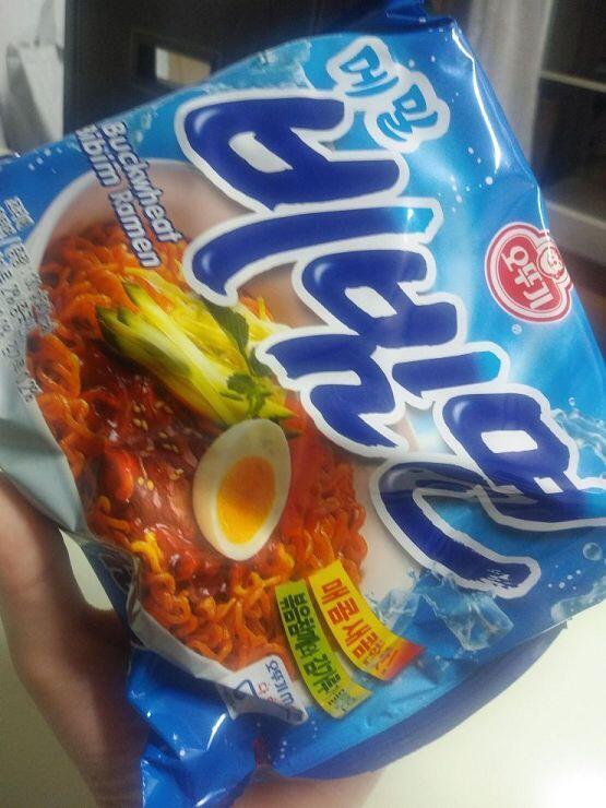 난 찰비빔면 젤 좋아하는데...어쩔수 없지...비빔면이 이거밖에 없네