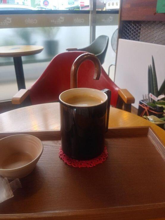난 내 칭구 우산이랑 카페 왔써 나만 커피 마셨더니 삐짐