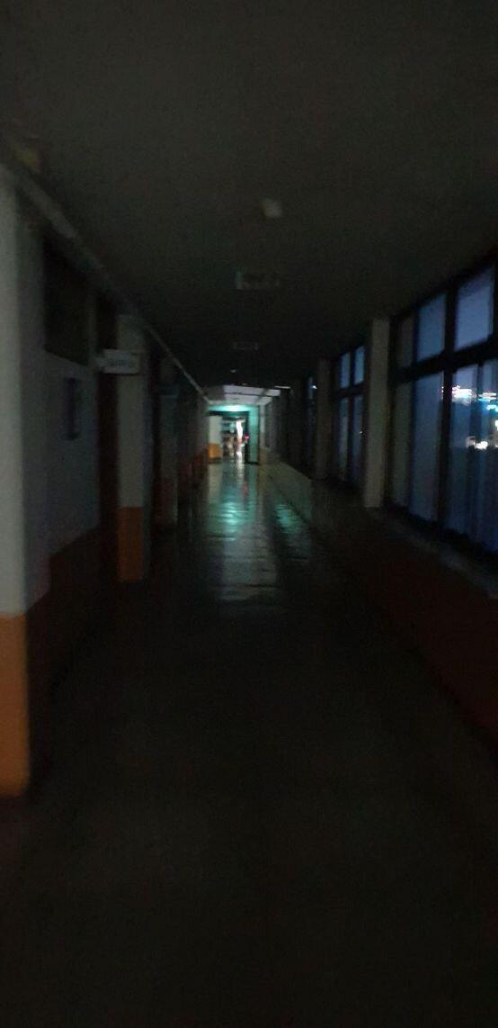 일단 이게 복도사진. 지금은 뒤에 반에 내가 불을 켜놔서 살짝 밝아보이는거 + 노트9의 밝기 위엄 ㄹㅇ 아무것도 안 보임 원래