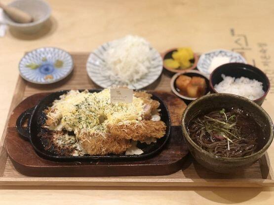 오늘먹은것 치즈돈까스 정식. 물1리터 오늘 운동. 안했음 자기전 몸ㅁ무게 57.5 치즈돈까스 너무 맛잇엇어서 보여줄게