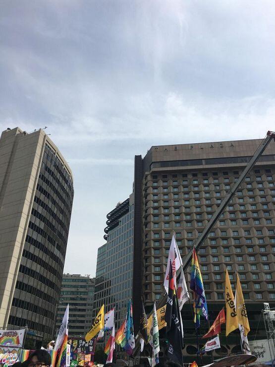 진짜 짱이였어ㅠㅠㅠㅜㅠ 발이 아프긴했는데 혐오세력한테 깃발 흔들면서 동성애는 사랑이다!!! 외치고 와아~!!! 소리도 지르면서 어느 축제 안 부
