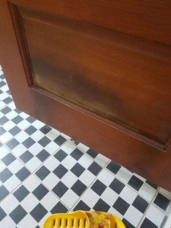 거실 화장실도 흔적이 있구