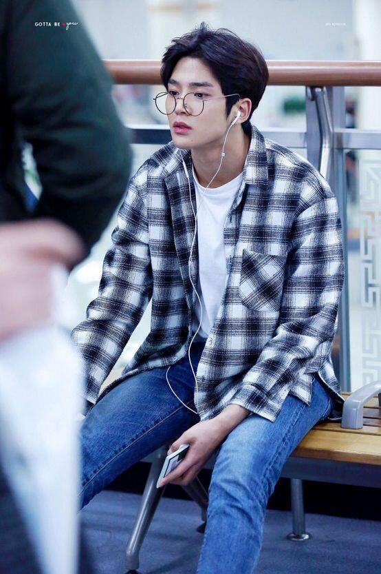 SF9 로운!!!! 우리 셒구ㅠ🐭🐭 키가 무려 190cm!!! 얼굴천재라고 불릴만큼 짱 잘생기고 비율도 좋고ㅠ 그냥 the love 그 자체라고