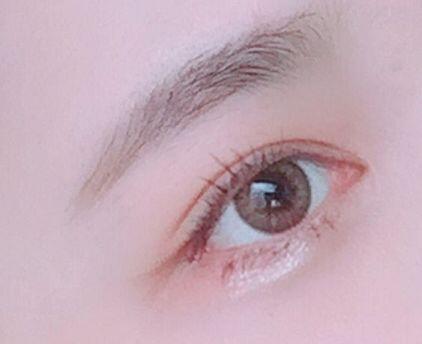 눈이 원래 갈색이야! 그래두 더 색을 밝게 만들어주는 브라운 렌즈를 좋아해! 섀도우는 딱 1개만 쓰구 아이라인은 안 그려! 아이브로우로 대충 스