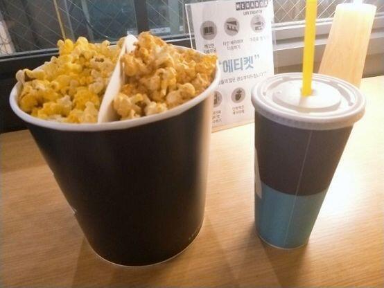 그리고 반반팝콘을 시켰는데 너무 커..