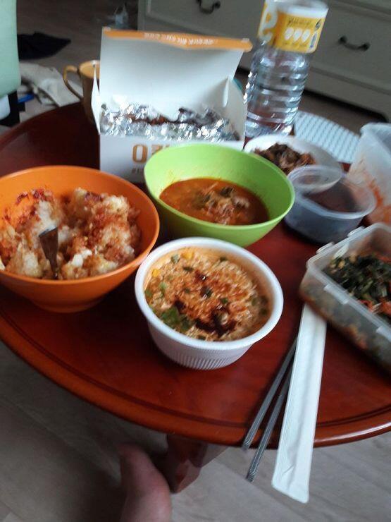 이정도... 라면이랑 치킨 빼면 엄마랑 같이 김장한 김치들이랑 직접 안친 밥으로한 비빔밥, 처음 끓여본 찌게 난 찌게보다 국을 좋아해 매운것도