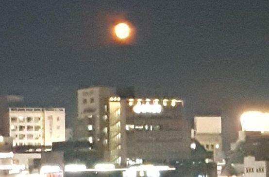 아마 오늘 보름달이라 그렇게 보이는 거 같군..