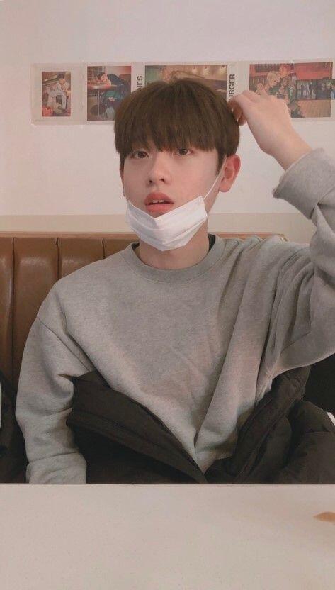 금동현 좋아하는사람 나뿐이야,,?? 춤완전잘춰 선도예뻐 또 잘생겻어 연하남 느낌..? 무대위에서 눈가리는거 할때 진짜 심장멈출거같아 표정도 진짜