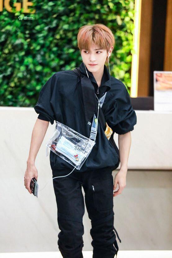 옷 잘 입다 못해 직접 커스텀까지 해버리는 태용! (마지막 사진)