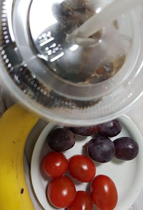 야식 밤에 뭐 먹는거 안좋지만 너무 허기지고 공부가 안돼서 먹었다 거봉 5개 방울토마토 5개 바나나 하나 아메리카노 160kcal