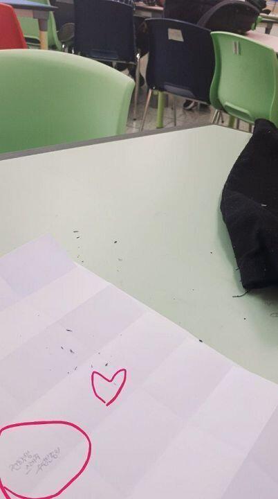 수업..,,들으러왓늗데 교문에서전학생봣어........수업듣느라 교실못갔는데 무슨일 일어났는지 모르겠다 공기계 폰 녹음기 켜두고 오긴햇는데