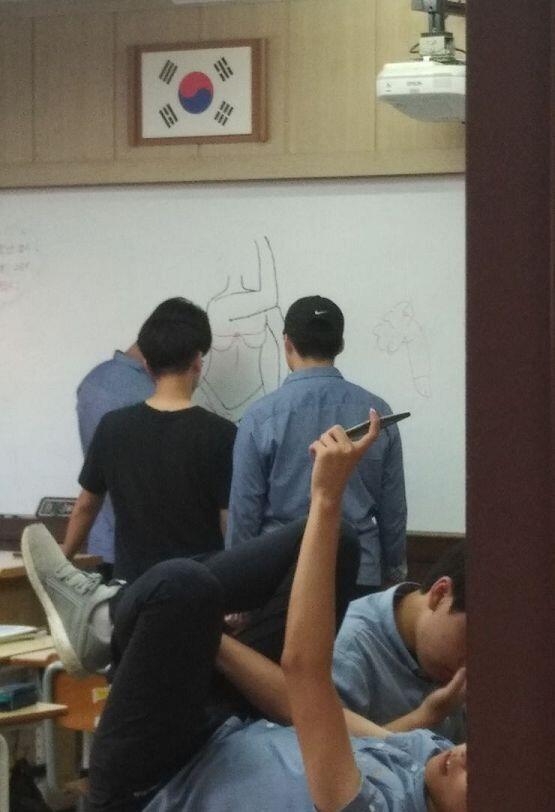 왜 믿지를 못해.... 이 학교 남자애들이 정말 특이한가보네 난 내 경험만 가지고 말한 거니까. 좀 충격적이었어서 그래. 정말 착해보이고 사교성