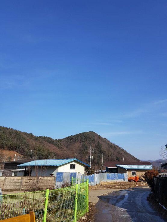 마지막으로 우리 동네 사진 올리고 갈게 산 사진 찍고싶었는데 묘도 있고 찍으면 안될거 같더라... 할머니도 호통 치시고 >>23 봐줘서 고마워