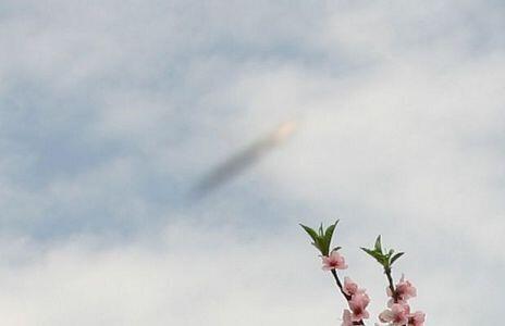 그리고 물체의 오른쪽 끝(날아가는 방향)이 주황색이야. 그리고 그 뒤로 서서히 회색으로 바뀌고. 그러니까 이건 너무 빨라서 생긴 마찰열로 불이