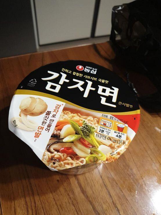 와! 감자면!! 오랜만!!! 이거 초딩땐가 한번 먹고 안 먹어봐서 사봤음 맛없으면 안 사먹어야지