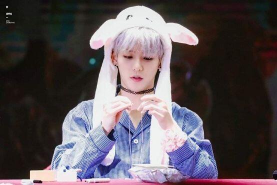 민혁이랑 일훈이! 진짜 이뻐... 사실 이것보다 더 이쁜 사진 많아.. 비트콤이라고 큐브에서 만드는 영상 있는데 ㅂ한번 봐바 진짜 이뻐...