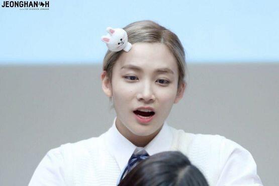 정한.. 정한이 장발때도 봐줘.. 지금은 짧은데 다시 기르는거 같아.. 그리고.. 그의 친구 세븐틴 조슈아.. 너무.. 이쁘고.. 내최애.. 나