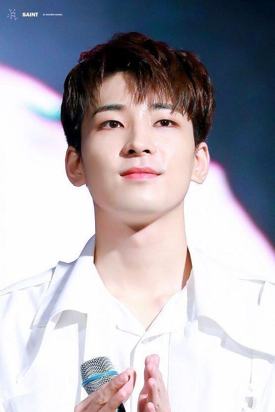 저기 위에 있긴 한데 우리 원우 더 봐줘.... 너무 이뻐 ㅜㅜㅜ