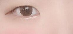 왜 나 빼고 눈 다 예쁘니 ㅜㅜ... 난 그 옅은 갈색 섀도우를 앞에 발라주고 뒤에 진한 갈색 바르고 아이라인 그리고 뷰러하고 마스카라 행 애굣