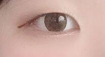 왜 나 빼고 눈 다 예쁘니 ㅜㅜ... 난 그 옅은 갈색 섀도우를 앞에 발라주고 뒤에 진한 갈색 바르고 아이라인 그리고 뷰러하고 마스카라 행 애굣