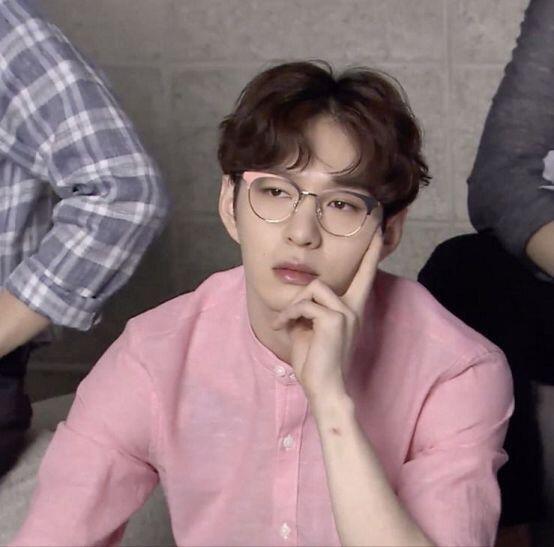 하.....경쟁자 많네..ㅎ 다들 보는 눈은 있어가지구..기지배들.. 하얀 피부...도톰한 코와 입술, 댕댕이스러운 얼굴에 그렇지 못한 피지컬.