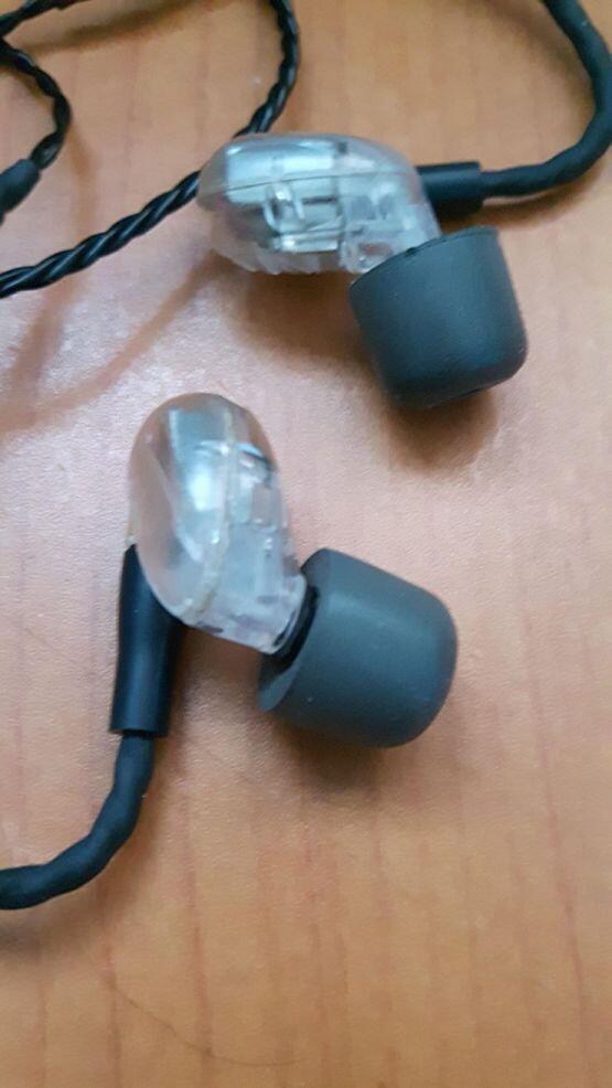 귓구녕 꽂는 부분은 이렇게 생김 ㄹㅇ 존나 무식하게 생기지 않았냐 노래 들을려고 꽂으려면 꾸역꾸역 집어넣어야됨ㅋㅋㅋㅋㅋㅋㅋ