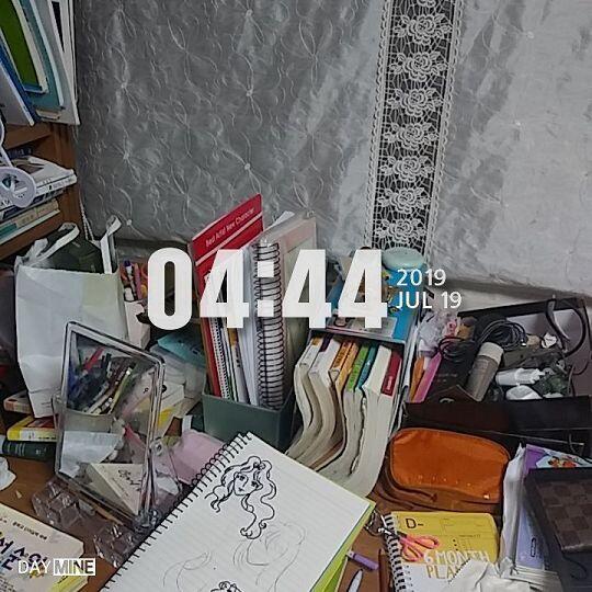 내 책상 상태야 그래도 너희 생각보단 깨끗하징???