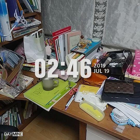내 책상 상태야 그래도 너희 생각보단 깨끗하징???