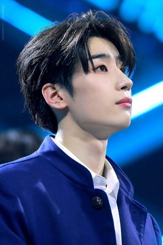 나 한승우!! 내 취향이 얼굴은 멀끔한데 무대에선 섹시한 사람이란 말이야 이거 진짜 확고해... 내가 팠던 아이돌은 다 그래ㅋㅋ 승우는 피부도 