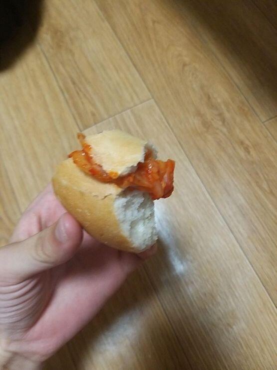 양파 배이글에 김치 싸서 드셔보세요! 이건 내가 지금 하고있는 짓인데 맛있어!