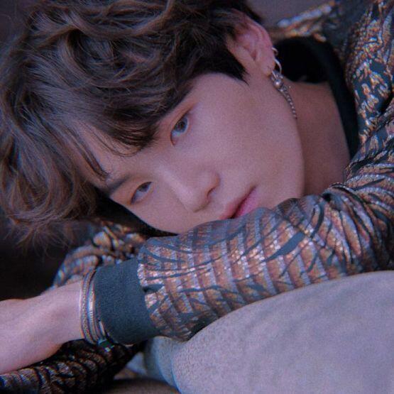 임현식이랑 민윤기...! 현식이 눈웃음이 너무 너무 이쁘고 너없인 안된다랑 아름답고도 아프구나 뮤비때 한 머리 너무 찰떡이라서 진짜ㅜㅜㅜ 그런 