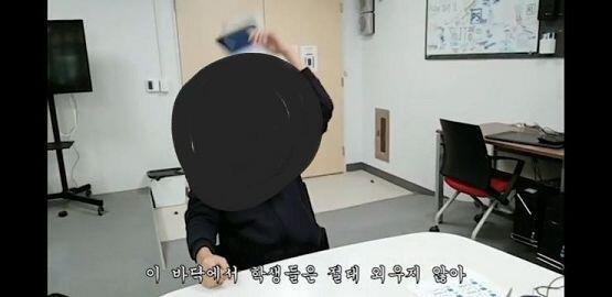 그 학교... 학생회장이... 이런걸 만들었다는 거 넘 웃겨... 글고... 학교 편집부에 반발하는 단체에 편집부 학생이 있다는거도 괜히 웃겨.