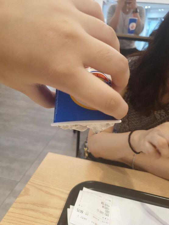 무중력 아이스크림 먹음 신기하긴 하네 ㅋㅋㅋㅋㅋ 아이스크림도 생각보다 맛있더라 근데 가격은 안 맛있음 저 쪼그만거 하나에 3100원