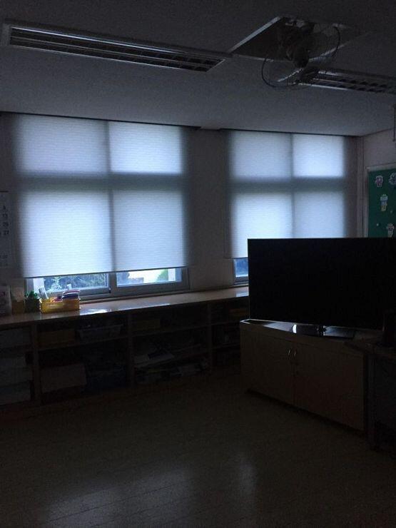 밥먹고 공부하러 다시 왔는데 빈교실 조금 섬뜩하네
