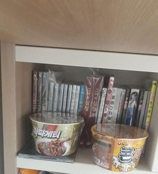 책상하고 책꽂이가 일체형이라서 상 바로 밑에 있는 책꽂이에다가 넣고 앞에서 컵라면 넣어놓음 의자까지 커다래서 안들키더라