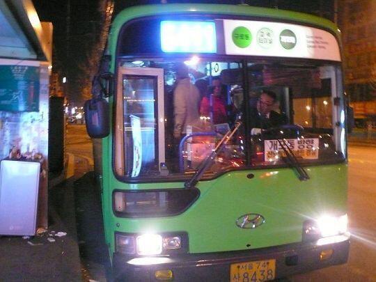 평범한 출근길 사진인데 그려줄 수 있어?