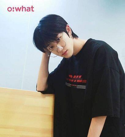 영업 좀 할게 일단 이 친구는 세븐틴의 디에잇이라는 친구야 중국인이구 춤은 퍼포먼스 팀이라서 춤을 잘 춰 그리고 패션이랑 미술 와인을 좋아해!!