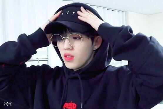 음 이걸로도 부족하다면 진짜 진짜 이국적이게 생긴 에스쿱스를 말해볼게 본명은 최승철 무려 한국인이야 입술도 예쁘고 특히 눈이 예뻐서 에스쿱스 눈