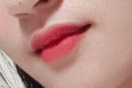약간 형광빛도는 핑크!!! 거의 이거 두개 같이바르는데 하나는 촉촉하고 하나는 보송하게 마무리되서 같이 바르기가 좋더라구 내 피부가 웜톤 쿨톤