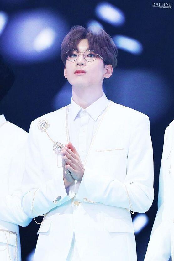 위에 세븐틴 팬이야 혹시나 또 그럴까봐 힙합팀의 원우라는 애를 데려와봤어!! 얘는 힙합포지션이구 안경도 되게 잘 어울려