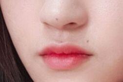 약간 형광빛도는 핑크!!! 거의 이거 두개 같이바르는데 하나는 촉촉하고 하나는 보송하게 마무리되서 같이 바르기가 좋더라구 내 피부가 웜톤 쿨톤