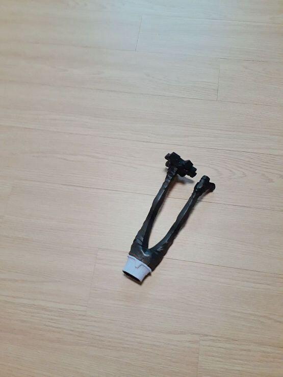 바람도 안부는데 이렇게 떨너질 수가 있어? 게다가 몸통은 책상위고 다리는 바닥이야.... 다리에 있던 칼은 책상에 있구....
