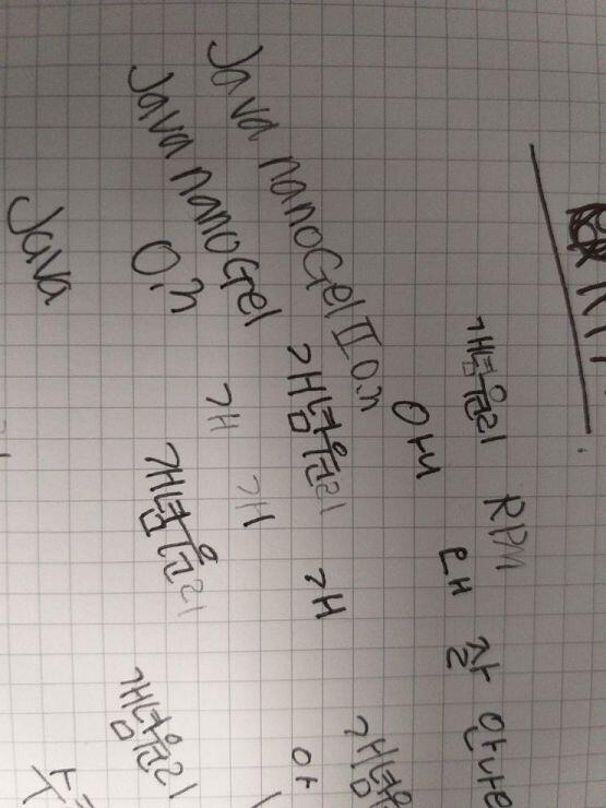 빨간색은 거기가 펜 사용이 안되는 곳이어서 걍 하나 골라왔는데 저렇게 생겻음,. 검은색은 잉크가 쭉 균일하게 들어있는데 저렇게 나와,..