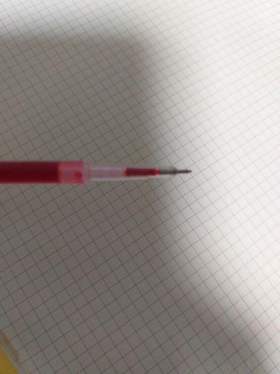 빨간색은 거기가 펜 사용이 안되는 곳이어서 걍 하나 골라왔는데 저렇게 생겻음,. 검은색은 잉크가 쭉 균일하게 들어있는데 저렇게 나와,..