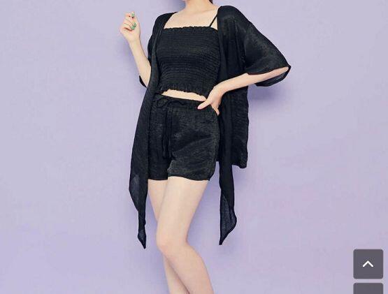 이거 두 개 다 똑같은 재질이고 똑같은 옷인데 검은색 사진이 좀 이상하게 나와서 실크처럼 보이네ㅠㅠ 아무튼 카키랑 블랙 중에 고민중!