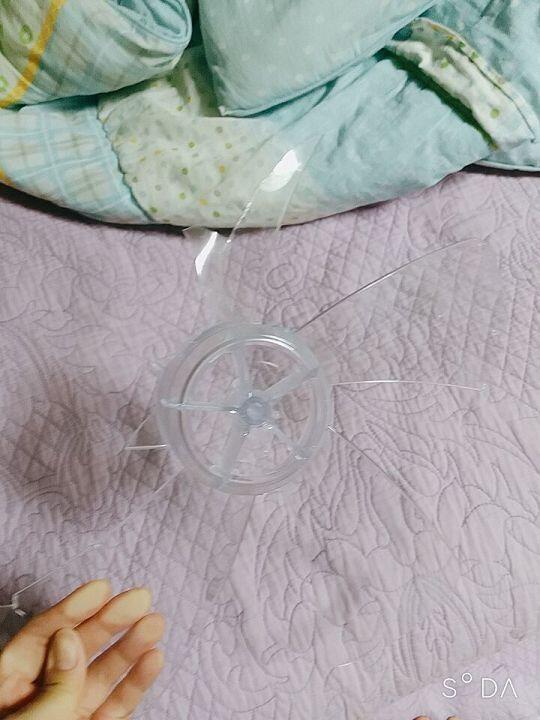 날개 사진임. 단면 잘 안보이는 거 같은데 보정해서 올려볼까