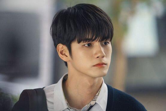 이제 다른 주제로 넘어가자 얘들아 그전에 마지막 리얼 최애.. 성우야 행복하고 나중에 꼭 느와르영화 잘생긴 조직 보스로 출연하자.. 막 묶여있는