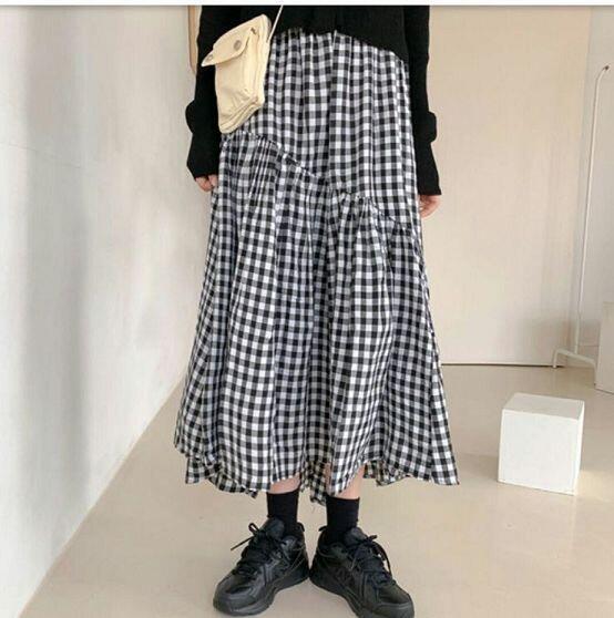 나랑 체형 완전 똑같다!!ㅜㅜ 나는 일단 나랑 어울리는 색(나는 베이지)이랑 검은색으로 코디하는데 나는 허리를 좀 조이는 롱 스커트를 자주입어!