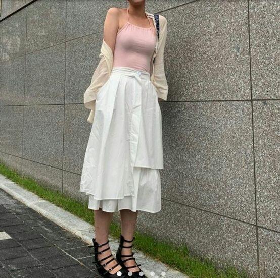 나랑 체형 완전 똑같다!!ㅜㅜ 나는 일단 나랑 어울리는 색(나는 베이지)이랑 검은색으로 코디하는데 나는 허리를 좀 조이는 롱 스커트를 자주입어!