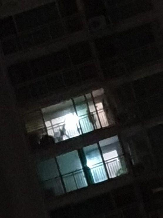 보여?????? 미칠 것 같아 설마 보이지는 않겠지 나 불 다 꺼놓고 찍은건데